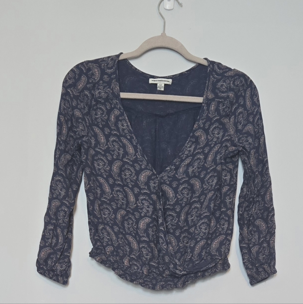 💥4 for $30💥 American Eagle Outfitters Navy/Cream Paisley Wrap-Front Top size S